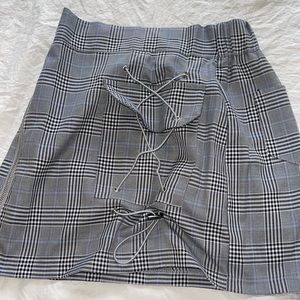 LF brand mags & pye plaid skirt. Very cute details. Never worn!!